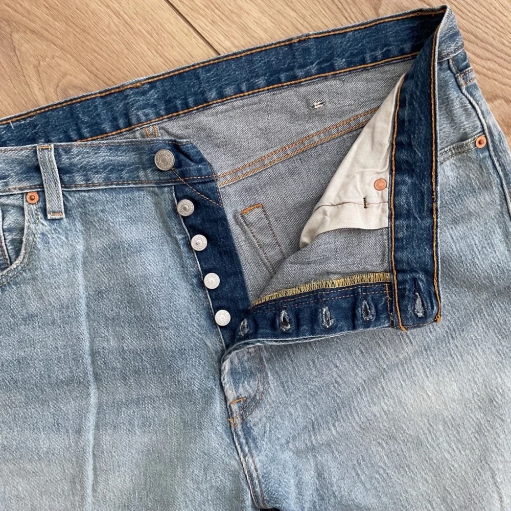 Levis 501 Original Fit‎ Light Wash Distressed Ripped Jeans Mens 40x30